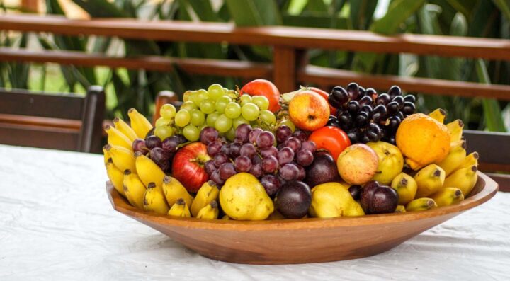 Uma bacia cheia de frutas
