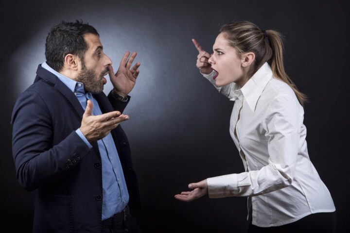 Uma esposa agredindo verbalmente o marido